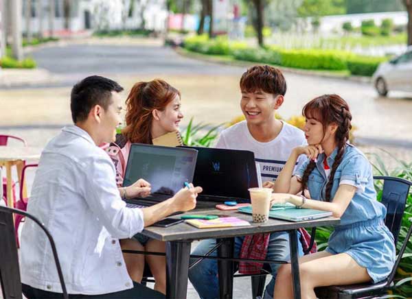 hoc-sinh-lop-may-su-dung-laptop-la-phu-hop
