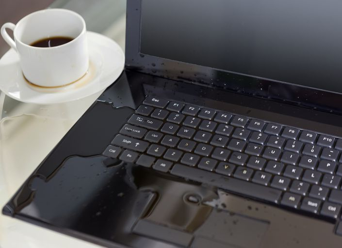 kinh-nghiem-xu-ly-laptop-bi-vo-nuoc