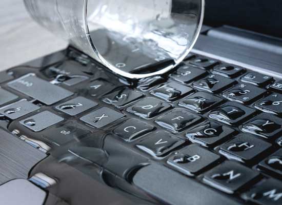 laptop-bi-vo-nuoc-cach-xu-ly-an-toan-tai-nha