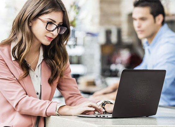 tu-the-su-dung-laptop